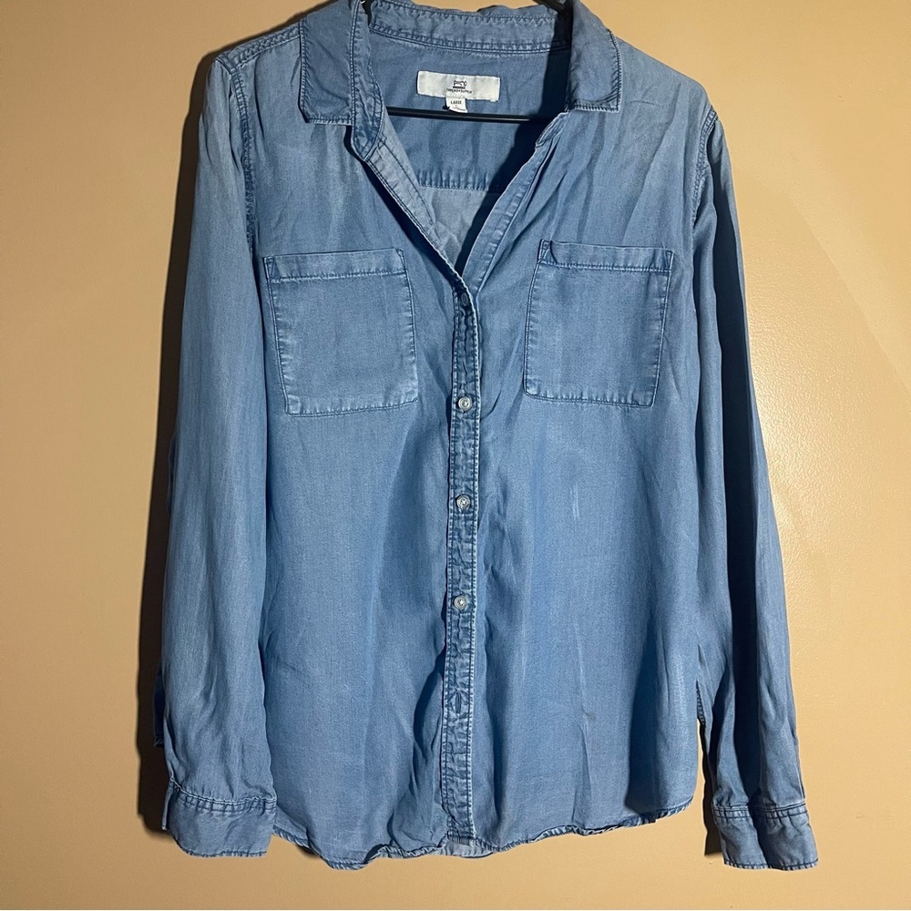Light Blue Button-Front Women's Chambray Shirt - Unbranded
